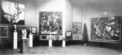 Room 11 of the 1912 <i>Salon d'Automne</i>, showing Metzinger's painting <i>Danseuse au café</i>.